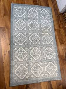 lot 81 image: lourison Diamon Damask 26   45 Washable Accent Rug Light Gray