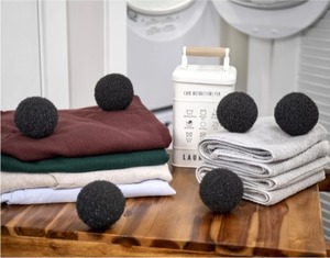 lot 117 image: Grand Fusion Set of 6 Pet Hair Remover Dryer Balls