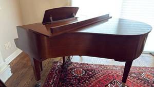 lot 900 image: Yamaha baby grand piano 40x58x62 (Must Be Professionally Moved)