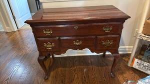 lot 905 image: Pennsylvania House Entry table 31x36x18