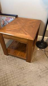 lot 909 image: End table 20x27x21