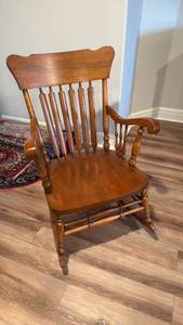 lot 915 image: Wood rocker 35x25x33 seat 15 located in basement