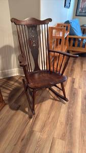 lot 917 image: Rocker 40x26x28 seat 15 located in basement