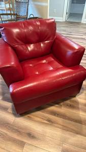 lot 919 image: Durables blended leather chair 25x39x39 located in basement