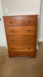 lot 930 image: 5-Drawer Chest of Drawers with Round Knobs 40X28X15 located in basement