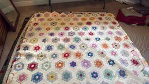 lot 977 image: Hand sewn quilt 82x84