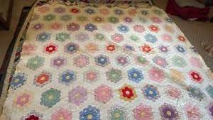 lot 978 image: Hand sewn quilt 86x80