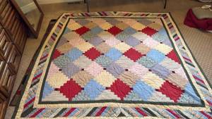 lot 980 image: Hand sewn quilt 83x83