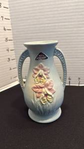 lot 1000 image: Hull pottery vase