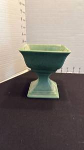 lot 1008 image: Royal Haegar pedestal vase RG79 USA