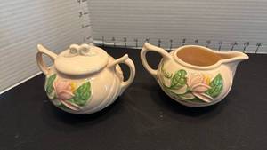 lot 1016 image: Hull pottery creamer and sugar bowl