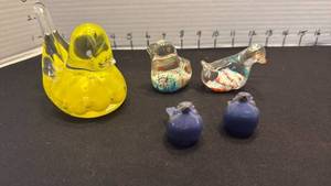 lot 1024 image: Art glass bird figurines and Keramick miniature blue birds make in Denmark
