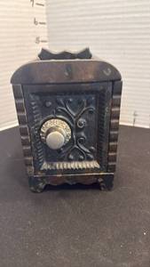 lot 1029 image: Cast iron safe bank 4.5 inches tall