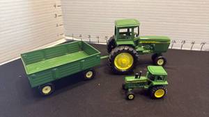 lot 1031 image: John Deere die cast tractor with cart and small John Deere tractor