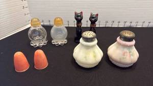 lot 1039 image: Vintage salt and pepper shakers