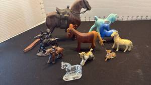 lot 1041 image: Wooden horse tail needs glued, Camark pottery and assorted horse figurines