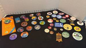 lot 1049 image: Riverfest buttons and collector buttons