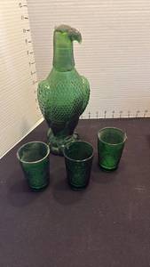 lot 1058 image: Vintage green glass American Eagle figural decanter and shot glass, chip on one glass