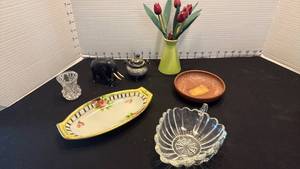 lot 1062 image: Elephant, toothpick holder and more