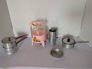 lot 1080 image: Vintage play dishes and Snow White washing machine toy