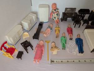 lot 1104 image: Vintage Dollhouse Furniture and Doll Figures Lot