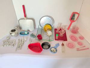 lot 1105 image: Vintage childrens play kitchen items