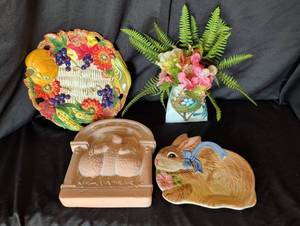 lot 1113 image: Decorative Tableware and wall hanging Lot 4 Pieces