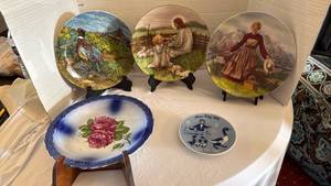 lot 1126 image: Collector plates with easels