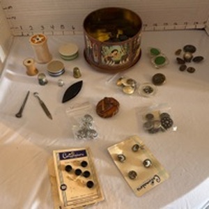 lot 1148 image: Vintage buttons, thread spools and thimble