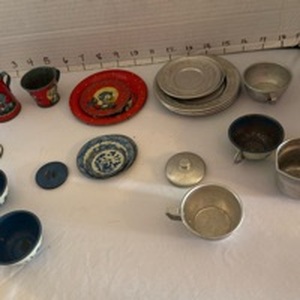 lot 1149 image: Vintage childrens plates and cups