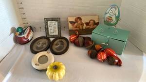 lot 1159 image: Decorative Accents & Figurines, Picture Frames, Ornaments, Ceramic Egg