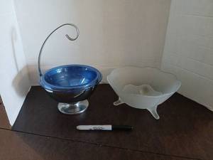lot 1164 image: 2 Decorative bowls one  with stand