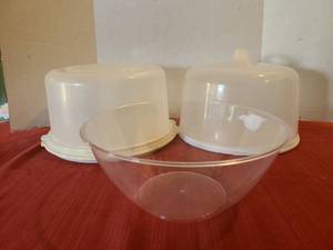 lot 1214 image: Plastic cake storage and plastic bowl