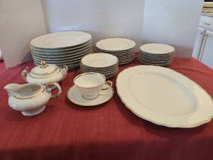 lot 1218 image: Franconia Hamilton Dinnerware  Gold Band  41 pieces