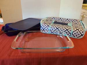 lot 1219 image: Pyrex 9x13 Inch Baking Dish 3 Qt 2.8L with Lid and Carrier