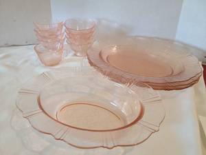 lot 1224 image: Pink depression glass 14 pieces serving vowl,platters, and bowls