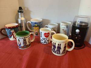 lot 1233 image: Hamilton Beach custom grinder with 7 coffee mugs