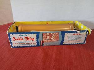 lot 1236 image: Deluxe cookie king spritz gun
