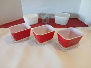 lot 1237 image: Pyrex glass storage Containers with lids