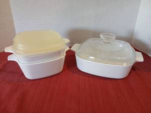 lot 1241 image: Corning ware 700 ml with lids and 1 liter with glass lid, chipping on lid