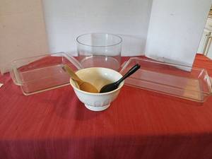 lot 1248 image: Mikasa bowl. Pyrex  glass baking dishes, 9x9,13x8 , 8 in in diameter glass bowl