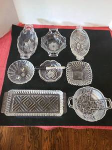 lot 1260 image: Variety of small serving pieces