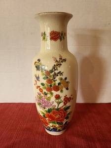 lot 1263 image: Japanese Porcelain Vase with Floral and Bird Decoration, 11in tall