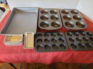 lot 1266 image: Muffin tins, rectangular cake pan, small loaf pans.