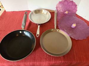 lot 1267 image: Calphalon, Avalon, SilverStone skillets, plus 2 silicone covers