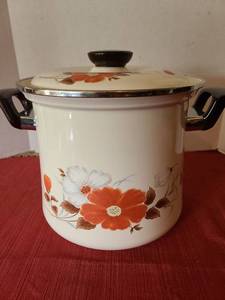 lot 1272 image: Sanko Southern Flowers enameled stock pot, 9in tall