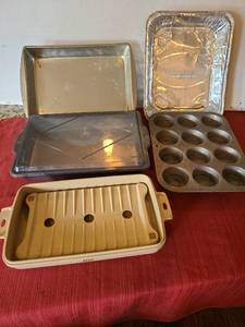 lot 1274 image: Microwave cookware, cake pans, muffin tin, disposable aluminum roasting pan