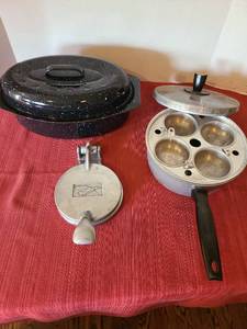 lot 1276 image: Vintage aluminum hamburger press with duck design, aluminum poached egg pan, and granite roaster, 13in wide