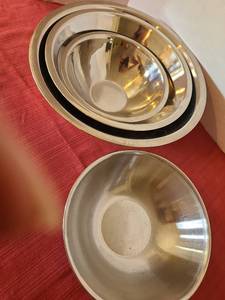lot 1278 image: 4 stainless steel mixing bowls.