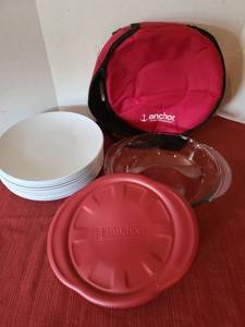lot 1279 image: 12 melamine dinnerware plates, Anchor Hocking 2qt casserole dish with lid and insulated bag